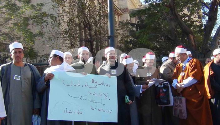 وقفة صامتة لـ”خطباء المكافأة” في الأوقاف أمام مسجد الفتح بالقاهرة