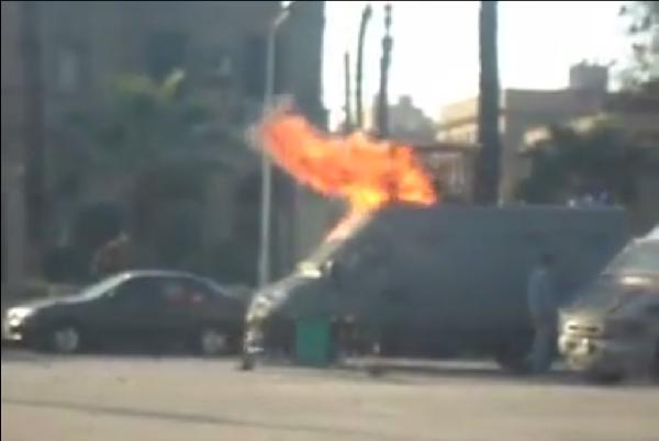 فيديو .. لحظة احتراق ضابط يطلق النار على جامعة القاهرة