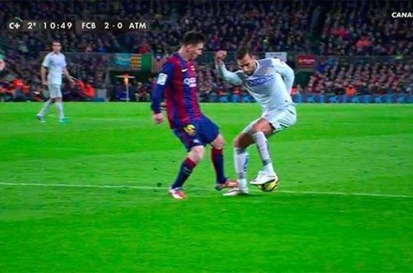 ميسي يتسبب في ركلة الجزاء الأولى بتاريخه