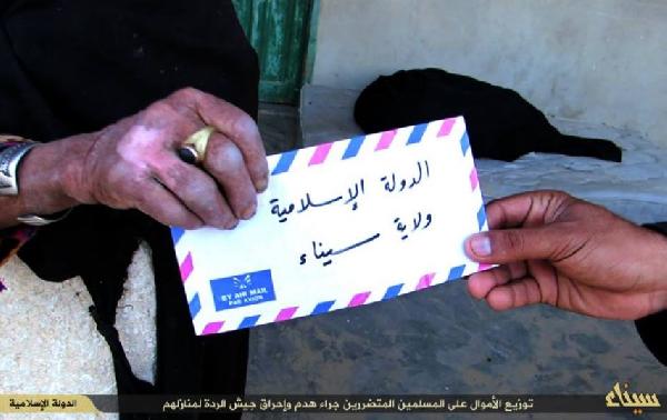 بالصورlداعش توزع تعويضات مالية على المهجرين برفح