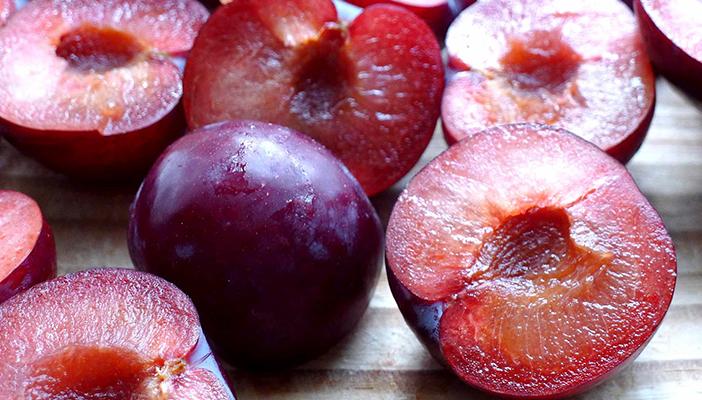 5 فوائد صحية لتناول البرقوق.. تعرف عليها