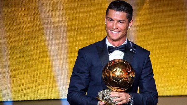 “رونالدو”  يفوز بجائزة FIFA الذهبية لأفضل لاعب في العالم