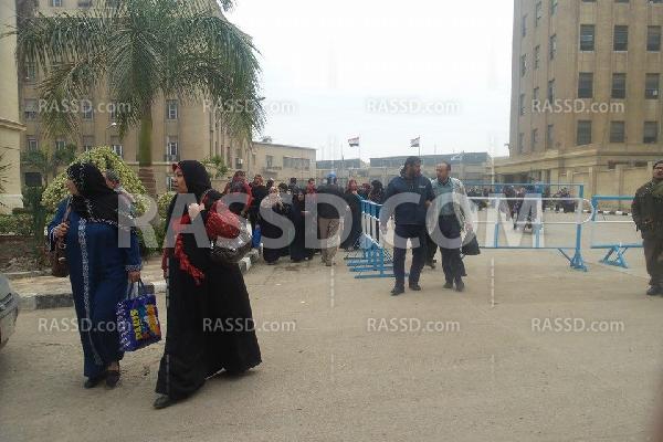 عمال غزل المحلة المضربون ينصرفون من الشركة بعد وصول أمن الانقلاب