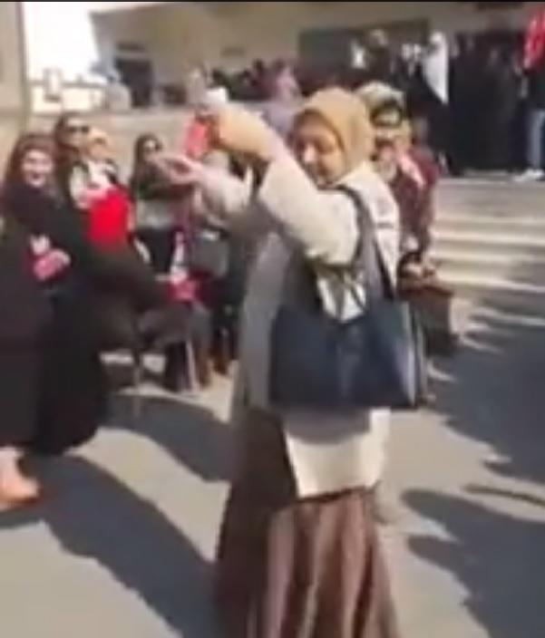 فيديو..مؤيدات السيسي يرقصن على نغمات تسلم الأيادي