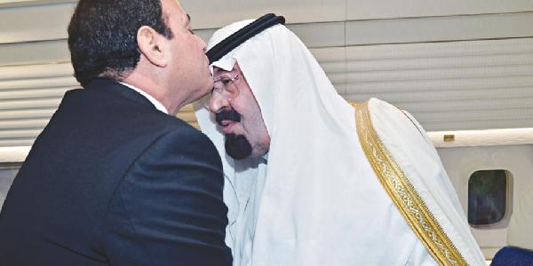 كايرو ريفيو: الخليج خلق مظالم وقدم الإسلاميين كبش فداء