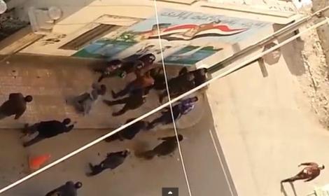 فيديو..سحل سيدة أمام لجنة انتخابية بالمنيا رغم تواجد الأمن