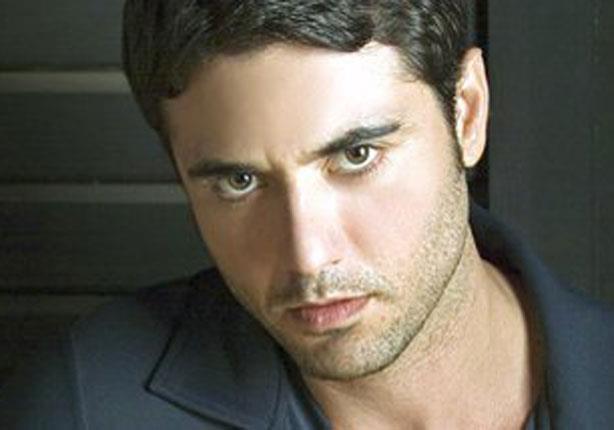 مغردون يهاجمون “عز”: دول ولادك.. مفيش وحده في الدنيا  بتفضح نفسها