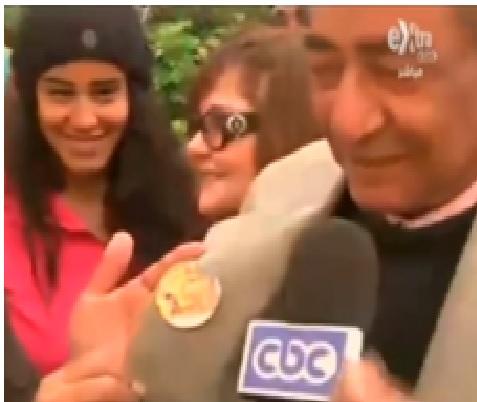 فيديو..الأبنودي يضع صورة السيسي على ملابسه أثناء التصويت