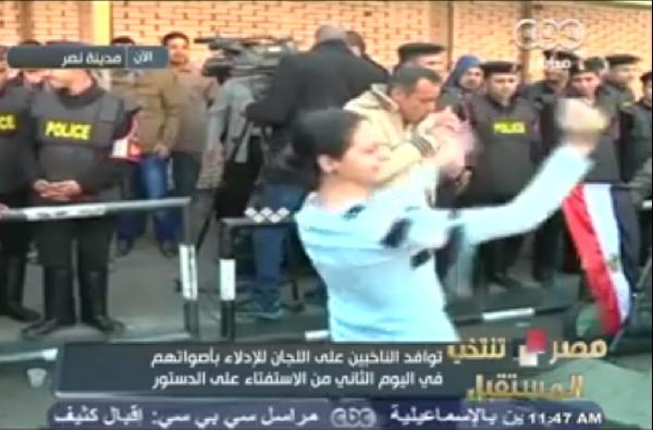 فيديو..فتاة ترقص للمجندين أمام لجنة بمدينة نصر