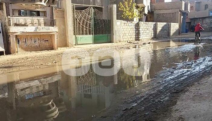 بالصور.. انفجار مواسير الصرف الصحي بالفيوم وأسيوط يثير استياء الأهالي