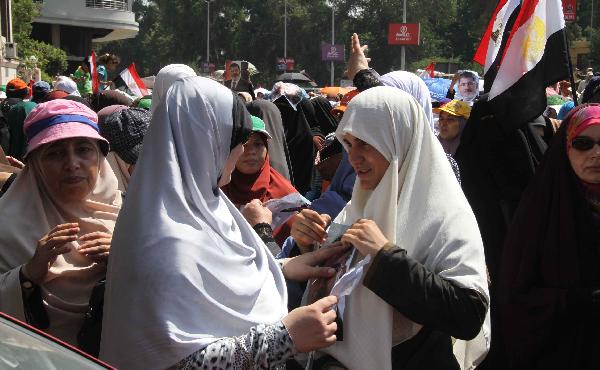 الإفراج عن 50 سيدة أعتقلن بمظاهرات اليوم بعد تهديدات الثوار