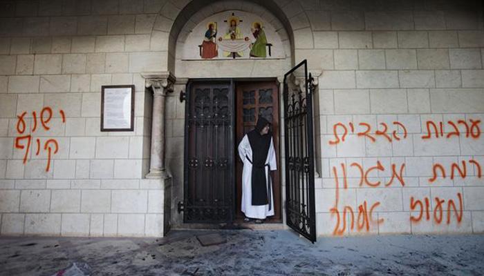 الاحتلال يفتح تحقيقًا في رسالة بالعبرية كُتبت على جدران دير بالقدس