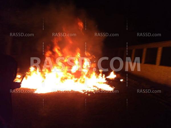 محهولون يقطعون شارع بالغربية بـ”الإطارات المحترقة”