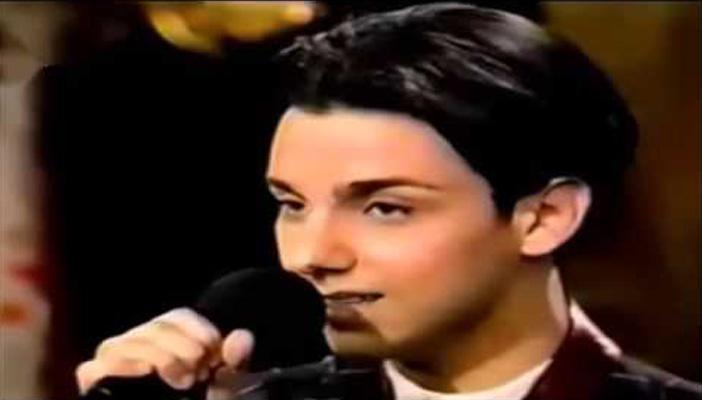 بالفيديو.. مطرب لبناني يعتذر عن عدم حضور دفنه والدته لارتباطه بحفل