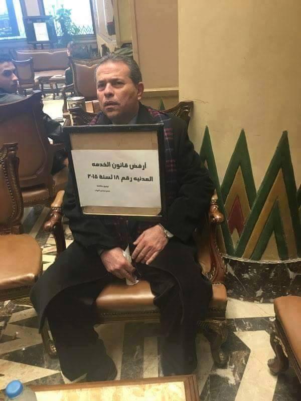 بالصور.. توفيق عكاشة يعلق لافتة “أرفض قانون الخدمة المدنية”