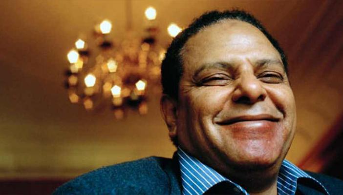 علاء الأسواني يسخر من المواطن السيساوي