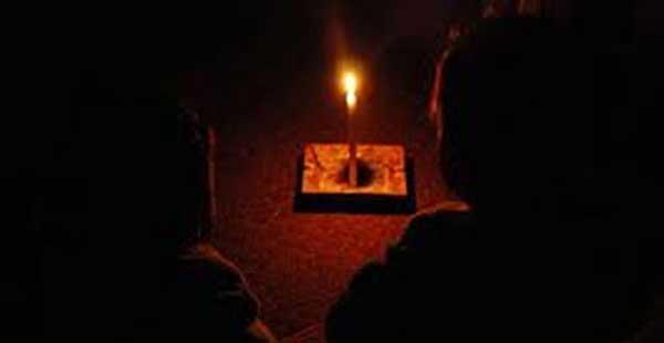 مظاهرة بالشموع بميت غمر إحتجاجا على قطع الكهرباء