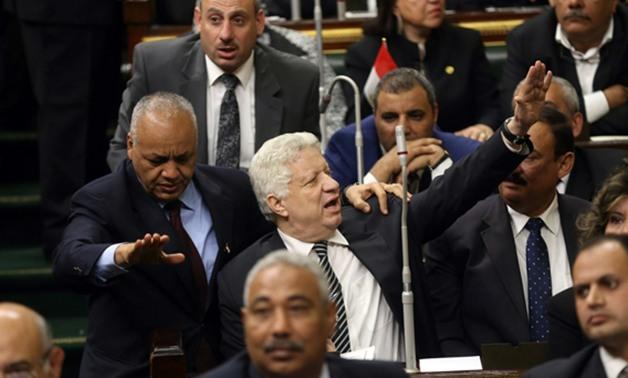 بالفيديو.. مرتضى منصور يمزق منشورًا حول قانون الخدمة المدنية