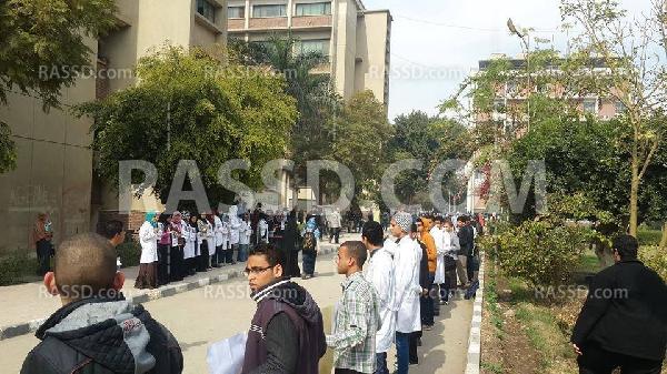 وقفة لطلاب طب أسنان أسيوط تنديدا بمقتل زميلهم