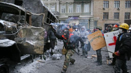 قتلى في أوكرانيا بعد فض الأمن اعتصاما للمعارضة