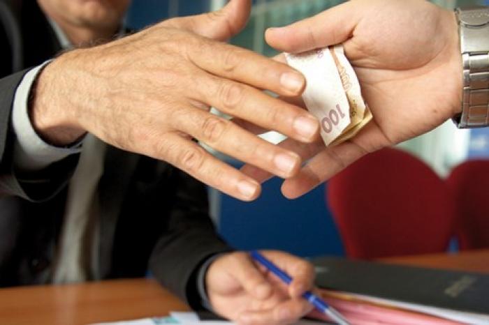 آخرهم مستشار وزير المالية.. 8 أباطرة بدولة السيسي تورطوا في قضايا رشوة