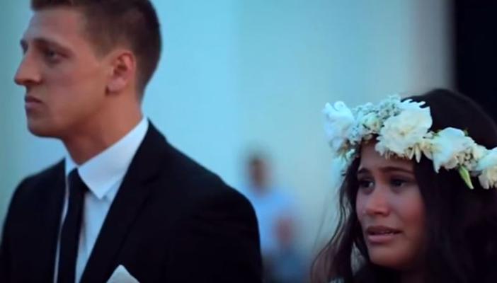 بالفيديو.. رقصة “الهاكا” تبكي عروسا نيوزيلندية في حفل زفافها