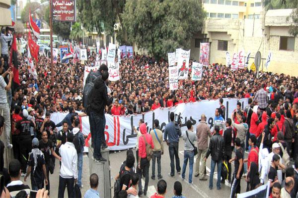 أولتراس أهلاوي يتظاهرون أمام مقر البورصة للحشد يوم 26 يناير