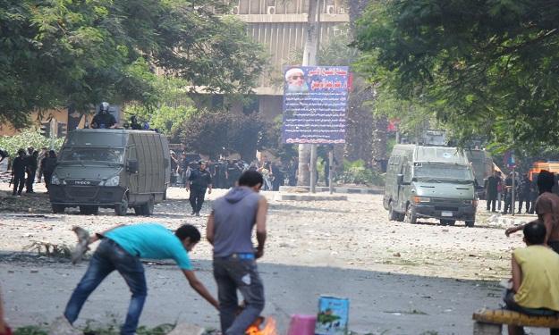 9 فبراير محاكمة 4 طلاب لاتهامهم بالتعدي على السفارة الأمريكية