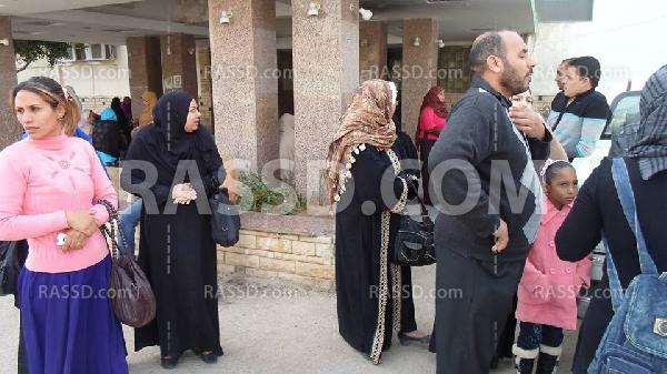 العاملين بمستشفى الخارجة يضربون عن العمل جراء الإعتداء عليهم