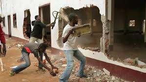 مسيحيون يهاجمون منازل وشركات لمسلمين ويدمرون مسجداُ ببانغى