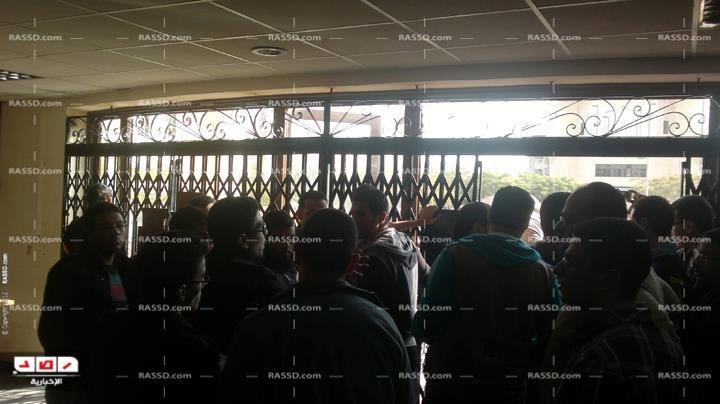 وقفة لامتياز طب المنصورة احتجاجًا علي تقليص وظائفهم