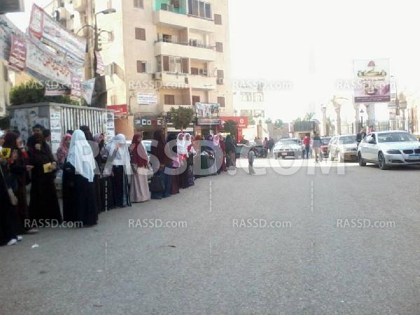 سلسلة بشرية بجامعة الفيوم رفضا للإنقلاب