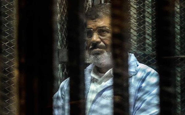مرسي لقضاته: الدستور لا ينفي عني صفة الرئيس