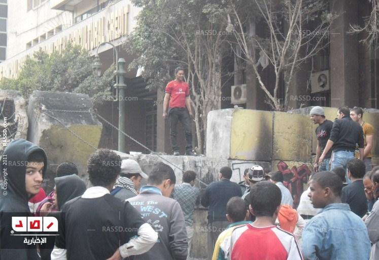 بالصور..متظاهرون يحاولون هدم الجدار الخرسانى بـ” القصر العيني” والأمن يطلق القنابل المسلية للدموع