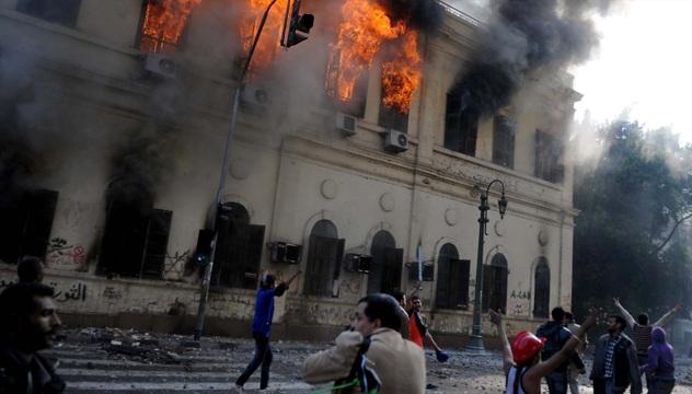 قوات الأمن تخمد حريق المجمع العلمي