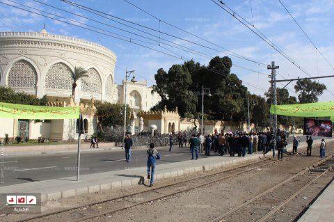 العشرات يتظاهرون أمام “الاتحادية “.. وخطيب الجمعة يتجاهل ذكرى الثورة