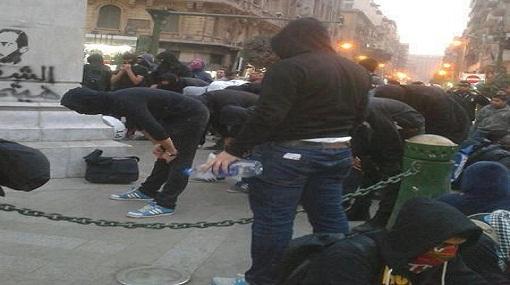 “بلاك بلوك”  يقطعون طريق كورنيش الإسكندرية ويهددون بالتصعيد