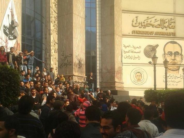 تظاهرة لقوى شبابية أمام نقابة الصحفيين في ذكرى الثورة