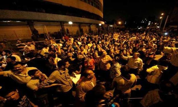 المتظاهرون يحاصرون مبنى ماسبيرو ويقطعون طريق الكورنيش