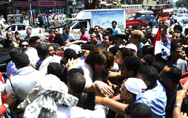 متظاهرون بالتحرير يتحرشون بفتاة وينقذها أهالي باب اللوق