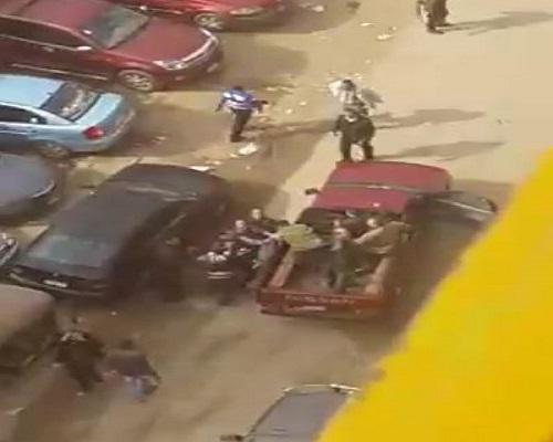 بالفيديو|الشرطة تخطف المواطنين أمام مترو حدائق المعادي