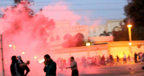 فيديو .. كر وفر بين ملثمين وقوات الأمن بمحيط قصر الاتحادية