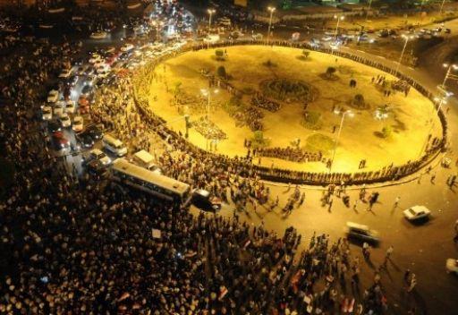 الأمن يطلق قنابل مسيلة للدموع داخل ميدان التحريروالمتظاهرين يتراجعون