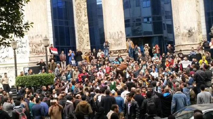 6 إبريل: رئيس مستبد ووزير داخلية مجرم.. والأيام بيننا