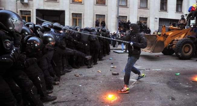 تواصل الاحتجاجات بأوكرانيا رغم عرض رئاسة الحكومة على المعارضة