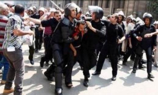 بالفيديو | أمن الانقلاب يضع أحذيته على رقاب معتقلي المعادي