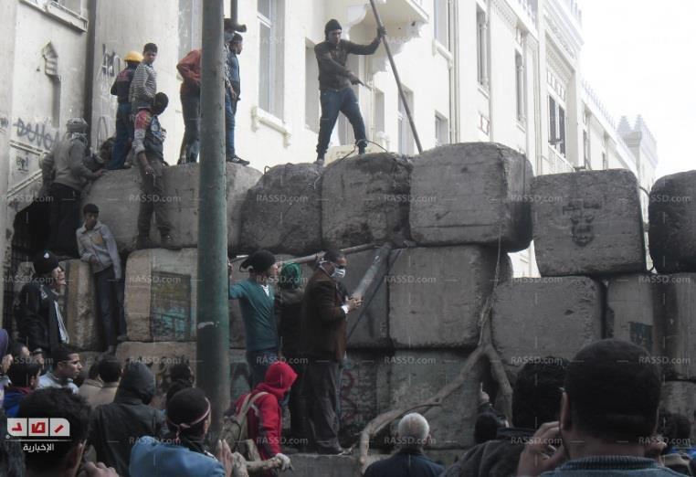 استنفار أمني أمام وزارة الداخلية بعد وصول مسيرة من التحرير لشارع نوبار