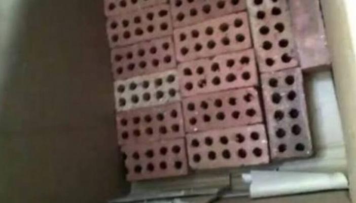 العثور على “طوب أحمر” بدلًا من الأجهزة الطبية في مستشفى جامعة المنيا