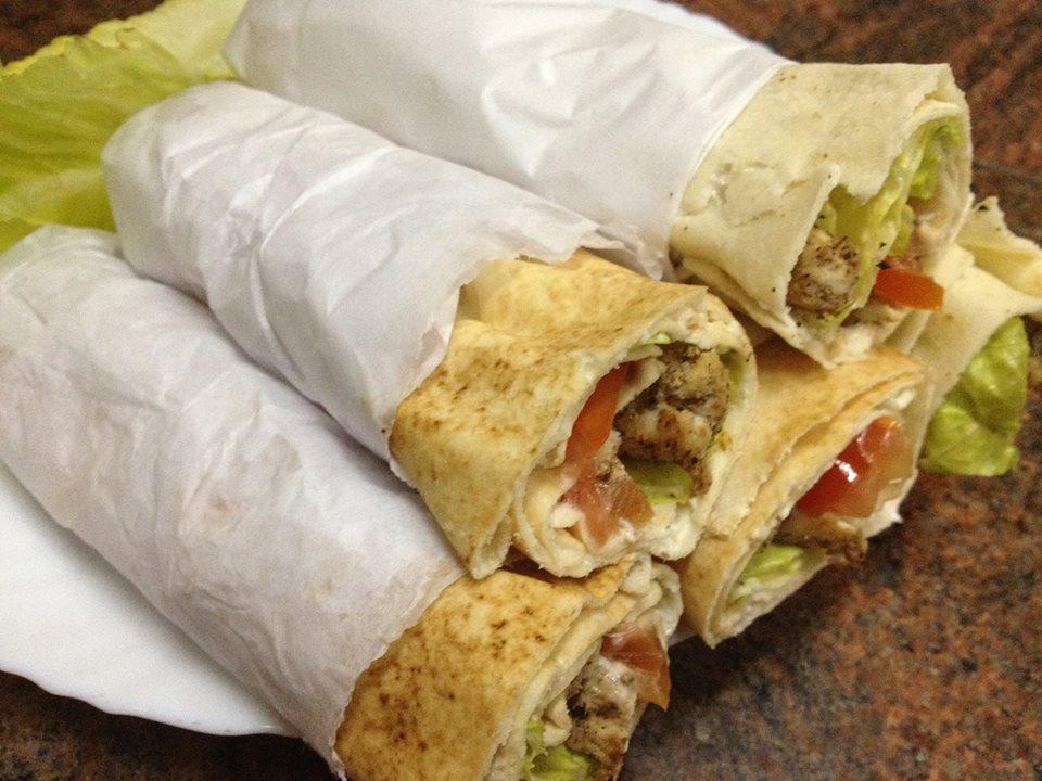 “كبدة وشاورما”.. مطعم في الدقي يقدم وجبات مجانية للمحتاجين