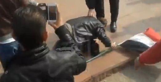 بالفيديو| مؤيد للسيسي “يسجد” لضابط شرطة بالتحرير